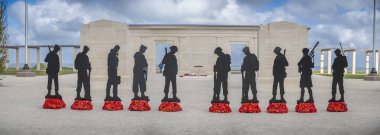 Vers-Sur-Mer, Fransa - 05 16 2025: British Normandy Memorial. Roll of Honour, the Memorial, üstünde İngiliz askerlerinin isimlerinin yazılı olduğu kolonlar ve on siyah siluet.