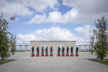 Vers-Sur-Mer, Fransa - 05 16 2025: British Normandy Memorial. Roll of Honour, the Memorial, üstünde İngiliz askerlerinin isimlerinin yazılı olduğu kolonlar ve on siyah siluet.