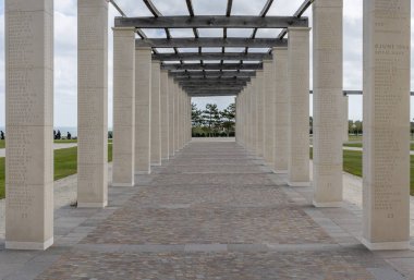 Vers-Sur-Mer, Fransa - 05 16 2025: British Normandy Memorial. Onur Listesi, Anıt, İngiliz askerlerinin isimleriyle sütunlar.