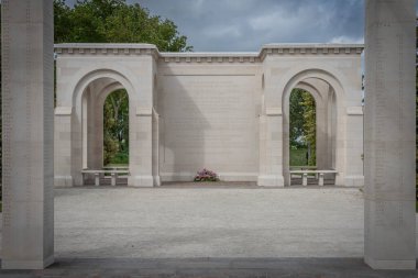 Vers-Sur-Mer, Fransa - 05 16 2025: British Normandy Memorial. Roll of Honour, the Memorial, üstünde İngiliz askerlerinin isimlerinin yazılı olduğu kolonlar ve on siyah siluet.