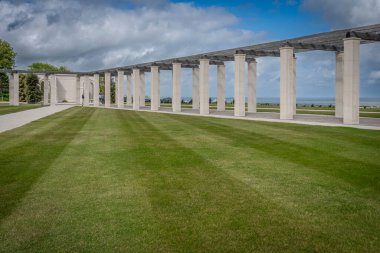 Vers-Sur-Mer, Fransa - 05 16 2025: British Normandy Memorial. Onur Listesi, Anıt, İngiliz askerlerinin isimleriyle sütunlar.