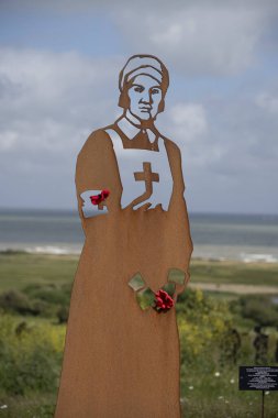 Vers-Sur-Mer, Fransa - 05 16 2025: British Normandy Memorial. The Standing with Giants 'ın panoramik görüntüsü.