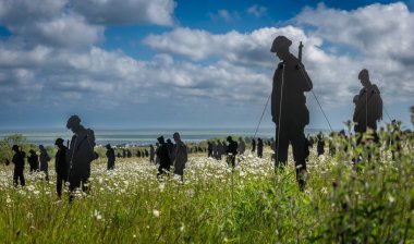 Vers-Sur-Mer, Fransa - 05 16 2025: British Normandy Memorial. The Standing with Giants 'ın panoramik görüntüsü Gold Beach yakınlarındaki Mont-Fleury' de sergileniyor.