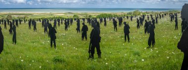 Vers-Sur-Mer, Fransa - 05 16 2025: British Normandy Memorial. The Standing with Giants 'ın panoramik görüntüsü Gold Beach yakınlarındaki Mont-Fleury' de sergileniyor.