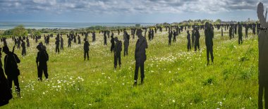 Vers-Sur-Mer, Fransa - 05 16 2025: British Normandy Memorial. The Standing with Giants 'ın panoramik görüntüsü Gold Beach yakınlarındaki Mont-Fleury' de sergileniyor.