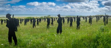 Vers-Sur-Mer, Fransa - 05 16 2025: British Normandy Memorial. The Standing with Giants 'ın panoramik görüntüsü Gold Beach yakınlarındaki Mont-Fleury' de sergileniyor.