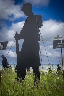 Vers-Sur-Mer, Fransa - 05 16 2025: British Normandy Memorial. The Standing with Giants 'ın panoramik görüntüsü Gold Beach yakınlarındaki Mont-Fleury' de sergileniyor.