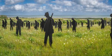 Vers-Sur-Mer, Fransa - 05 16 2025: British Normandy Memorial. The Standing with Giants 'ın panoramik görüntüsü Gold Beach yakınlarındaki Mont-Fleury' de sergileniyor.