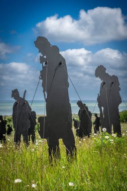 Vers-Sur-Mer, Fransa - 05 16 2025: British Normandy Memorial. The Standing with Giants 'ın panoramik görüntüsü Gold Beach yakınlarındaki Mont-Fleury' de sergileniyor.