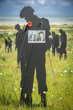 Vers-Sur-Mer, Fransa - 05 16 2025: British Normandy Memorial. The Standing with Giants 'ın panoramik görüntüsü Gold Beach yakınlarındaki Mont-Fleury' de sergileniyor.