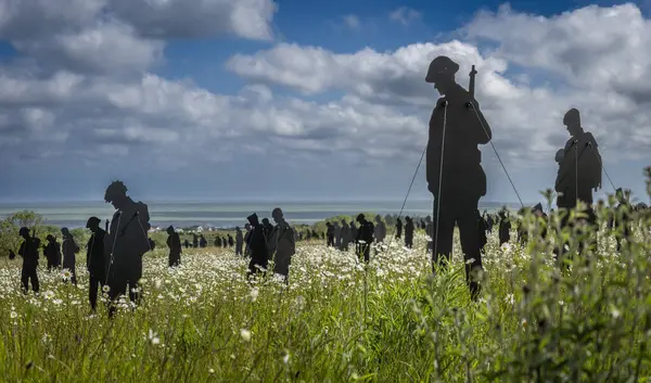 Vers-Sur-Mer, Fransa - 05 16 2025: British Normandy Memorial. The Standing with Giants 'ın panoramik görüntüsü Gold Beach yakınlarındaki Mont-Fleury' de sergileniyor.