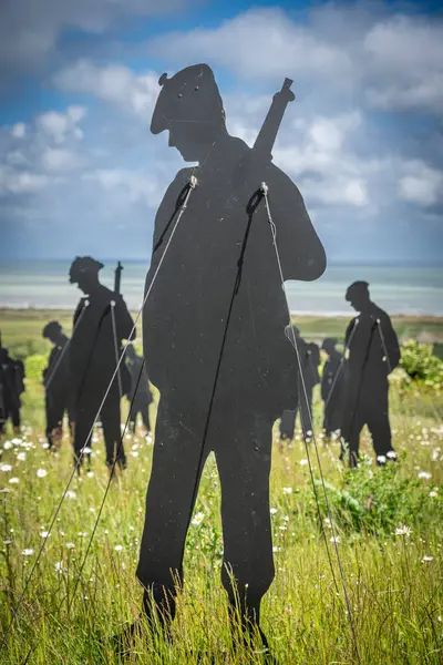 Vers-Sur-Mer, Fransa - 05 16 2025: British Normandy Memorial. The Standing with Giants 'ın panoramik görüntüsü Gold Beach yakınlarındaki Mont-Fleury' de sergileniyor.