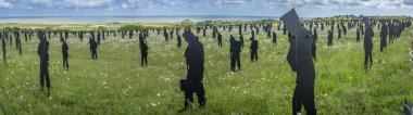 Vers-Sur-Mer, Fransa - 05 16 2025: British Normandy Memorial. The Standing with Giants 'ın panoramik görüntüsü Gold Beach yakınlarındaki Mont-Fleury' de sergileniyor.