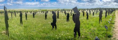 Vers-Sur-Mer, Fransa - 05 16 2025: British Normandy Memorial. The Standing with Giants 'ın panoramik görüntüsü Gold Beach yakınlarındaki Mont-Fleury' de sergileniyor.