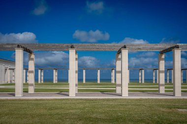 Vers-Sur-Mer, Fransa - 05 16 2025: British Normandy Memorial. Onur Listesi, Anıt, İngiliz askerlerinin isimleriyle sütunlar.