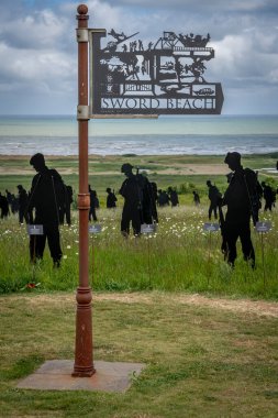 Vers-Sur-Mer, Fransa - 05 16 2025: British Normandy Memorial. The Standing with Giants 'ın panoramik görüntüsü Gold Beach yakınlarındaki Mont-Fleury' de sergileniyor.
