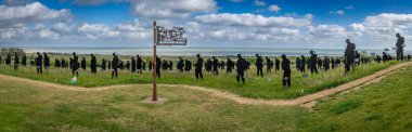 Vers-Sur-Mer, Fransa - 05 16 2025: British Normandy Memorial. The Standing with Giants 'ın panoramik görüntüsü Gold Beach yakınlarındaki Mont-Fleury' de sergileniyor.