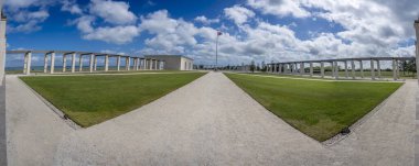 Vers-Sur-Mer, Fransa - 05 16 2025: British Normandy Memorial. Onur Listesi, Anıt, İngiliz askerlerinin isimleriyle sütunlar.