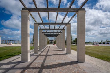 Vers-Sur-Mer, Fransa - 05 16 2025: British Normandy Memorial. Onur Listesi, Anıt, İngiliz askerlerinin isimleriyle sütunlar.