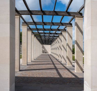 Vers-Sur-Mer, Fransa - 05 16 2025: British Normandy Memorial. Onur Listesi, Anıt, İngiliz askerlerinin isimleriyle sütunlar.