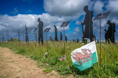 Vers-Sur-Mer, Fransa - 05 16 2025: British Normandy Memorial. The Standing with Giants 'ın panoramik görüntüsü Gold Beach yakınlarındaki Mont-Fleury' de sergileniyor.