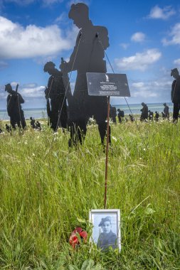 Vers-Sur-Mer, Fransa - 05 16 2025: British Normandy Memorial. The Standing with Giants 'ın panoramik görüntüsü Gold Beach yakınlarındaki Mont-Fleury' de sergileniyor.