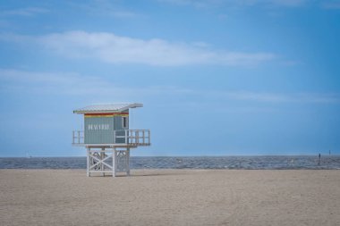 Deauville, Fransa - 05: 17 2025 Deauville Plajı. Bulutlu mavi gökyüzündeki cankurtaran istasyonu