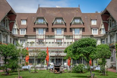 Deauville, Fransa - 05: 17 2025 Deauville Plajı. Le Normandy Deauville Otel cephesinin panoramik görüntüsü