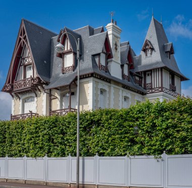 Deauville, Fransa - 05: 17 2025 Deauville Plajı. Tipik yarı ahşap ev cephesinin panoramik görüntüsü