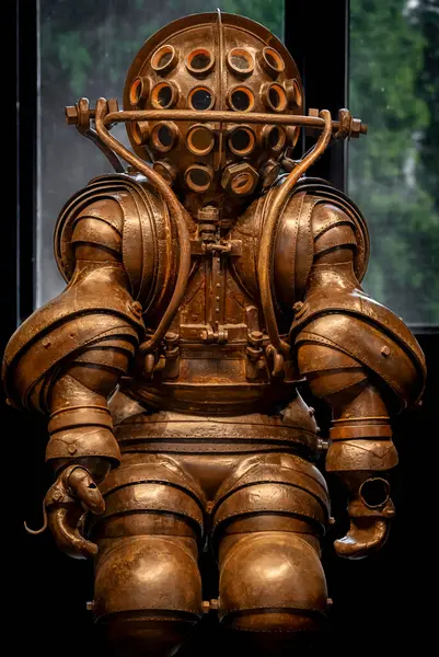 Paris, Fransa - 05: 29 2025: Ulusal Deniz Müzesi. Çelik, Kurşun, Cam ve Deri 'den yapılmış Katı Eklemli Derin Deniz Dalış Giysisinin Prototipi