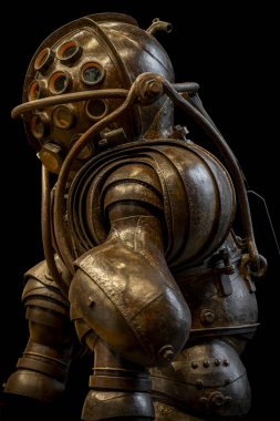 Paris, Fransa - 05: 29 2025: Ulusal Deniz Müzesi. Çelik, Kurşun, Cam ve Deri 'den yapılmış Katı Eklemli Derin Deniz Dalış Giysisinin Prototipi