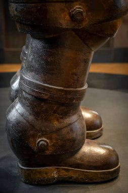 Paris, Fransa - 05: 29 2025: Ulusal Deniz Müzesi. Çelik, Kurşun, Cam ve Deri 'den yapılmış Katı Eklemli Derin Deniz Dalış Giysisinin Prototipi