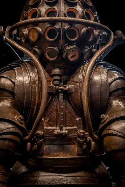 Paris, Fransa - 05: 29 2025: Ulusal Deniz Müzesi. Çelik, Kurşun, Cam ve Deri 'den yapılmış Katı Eklemli Derin Deniz Dalış Giysisinin Prototipi