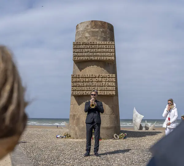 Omaha Sahili, Fransa - 05: 15 2025 Sinyal Anıtı. Amerikalı turistler, çiçekler ve bayraklarla The Braves 'in anısına yapılan törenin manzarası