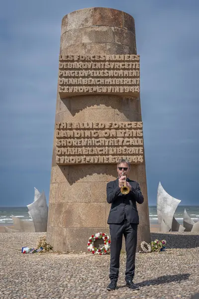 Omaha Sahili, Fransa - 05: 15 2025 Sinyal Anıtı. Amerikalı turistler, çiçekler ve bayraklarla The Braves 'in anısına yapılan törenin manzarası