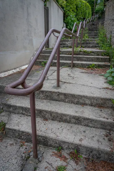 Port-en-Bessin-Huppain, Fransa - 05: 15 2025: Liman yakınlarındaki Port en Bessin 'de taş bir merdiven manzarası