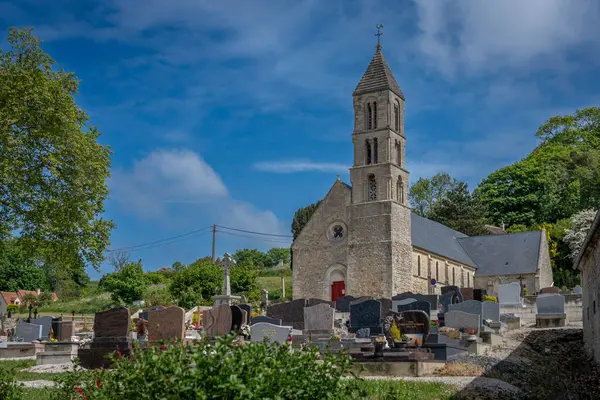 Fransa - 05: 15 2025: Bessin Bayeusain. Notre-Dame kilisesinin ön cephesi ve mezarlığın önü.