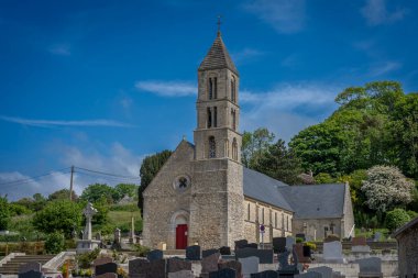 Fransa - 05: 15 2025: Bessin Bayeusain. Notre-Dame kilisesinin ön cephesi ve mezarlığın önü.