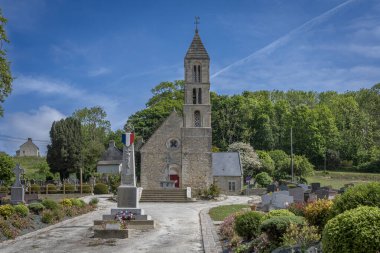 Fransa - 05: 15 2025: Bessin Bayeusain. Notre-Dame kilisesinin ön cephesi ve mezarlığın önü.