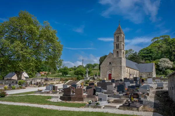 Fransa - 05: 15 2025: Bessin Bayeusain. Notre-Dame kilisesinin ön cephesi ve mezarlığın önü.