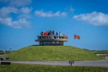 Arromanches-les-Bains, Fransa - 05 06 2025: Arromanches kasabasının doğusunda yer alan Belvedere ve Oryantasyon Masası 'nın panoramoik görüntüsü