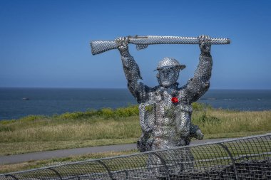 Arromanches-les-Bains, Fransa - 05 06 2025: Arromanches kasabasının doğusundaki tepede bulunan İngiliz askerlerini onurlandıran ödüllü tesisin ayrıntılı görünümü