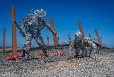 Arromanches-les-Bains, Fransa - 05 06 2025: Arromanches kasabasının doğusundaki tepede bulunan İngiliz askerlerini onurlandıran ödüllü tesisin ayrıntılı görünümü