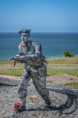 Arromanches-les-Bains, Fransa - 05 06 2025: Arromanches kasabasının doğusundaki tepede bulunan İngiliz askerlerini onurlandıran ödüllü tesisin ayrıntılı görünümü