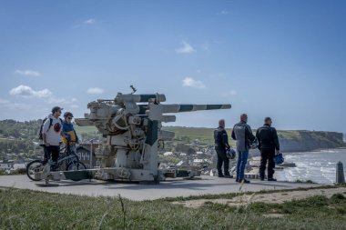 Arromanches-les-Bains, Fransa - 05 06 2025: Stp42 'deki Alman 88 mm uçaksavar tüfeği, plaj, Arromanches' daki Mulberry liman bölümleri, Wn43 'teki radar istasyonu bölgesinin tepeleri
