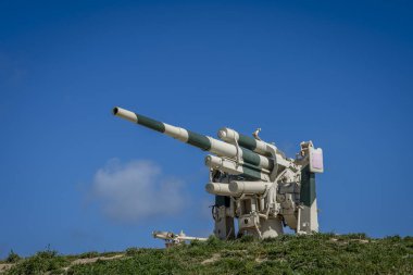Arromanches-les-Bains, Fransa - 05 06 2025: Arromanches kasabasının doğusundaki tepede bulunan Stp42 'deki Alman 88 mm uçaksavar silahının ayrıntılı görüntüsü