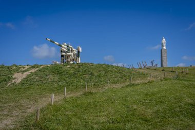 Arromanches-les-Bains, Fransa - 05 06 2025: Arromanches kasabasının doğusundaki tepede bulunan Stp42 'deki Alman 88 mm uçaksavar silahının ayrıntılı görüntüsü