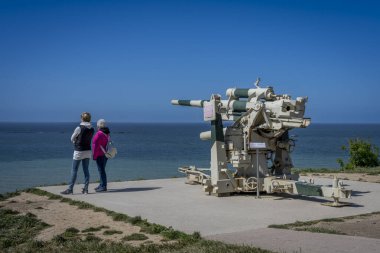 Arromanches-les-Bains, Fransa - 05 06 2025: Arromanches kasabasının doğusundaki tepede bulunan Stp42 'deki Alman 88 mm uçaksavar silahının ayrıntılı görüntüsü