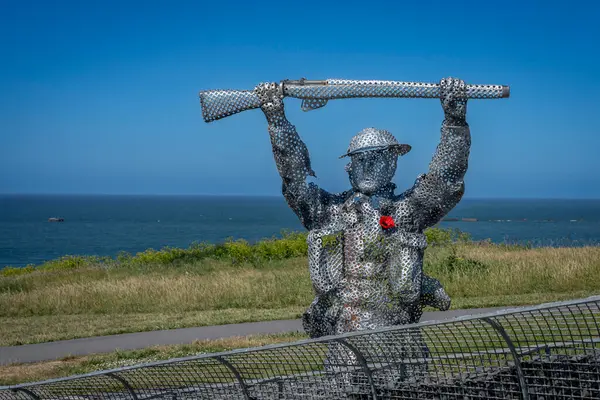 Arromanches-les-Bains, Fransa - 05 06 2025: Arromanches kasabasının doğusundaki tepede bulunan İngiliz askerlerini onurlandıran ödüllü tesisin ayrıntılı görünümü