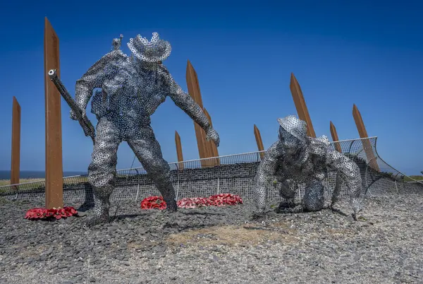 Arromanches-les-Bains, Fransa - 05 06 2025: Arromanches kasabasının doğusundaki tepede bulunan İngiliz askerlerini onurlandıran ödüllü tesisin ayrıntılı görünümü